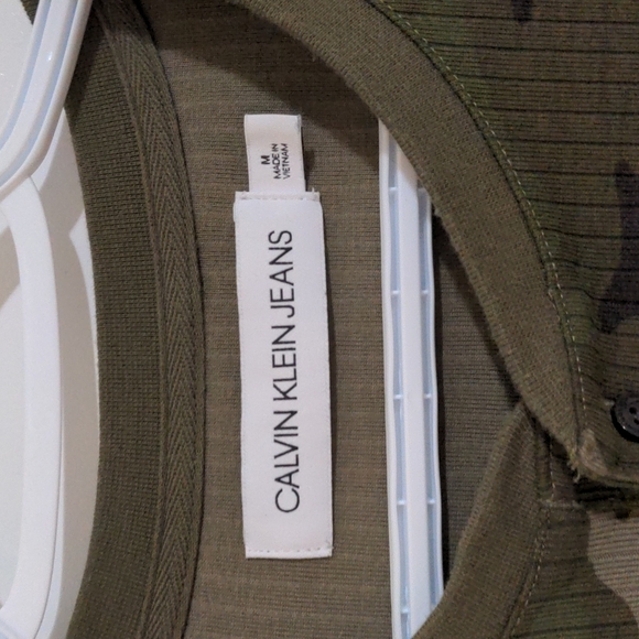 Calvin Klein camo performance tee - Picture 2 of 2